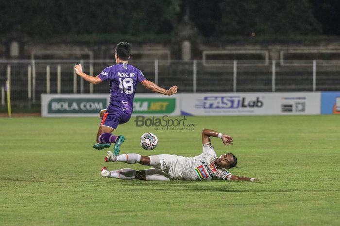 Gelandang Persija Jakarta, Tony Sucipto (kanan), sedang berusaha menghalau bola yang dikuasai lawannya dalam laga pekan ke-21 Liga 1 2021 di Stadion Gelora Ngurah Rai, Bali, 26 Januari 2022.