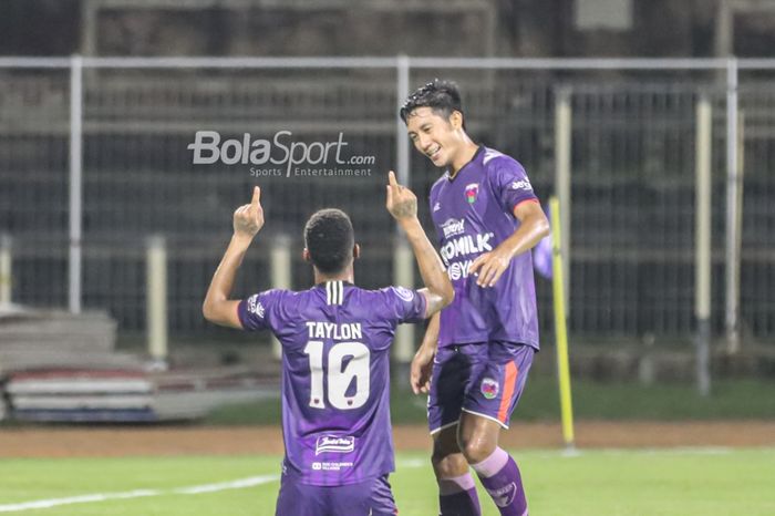 Penyerang asing Persita Tangerang, Taylon Correa (kiri), sedang melakukan selebrasi seusai mencetak satu gol dalam laga pekan ke-21 Liga 1 2021 di Stadion Gelora Ngurah Rai, Bali, 26 Januari 2022.