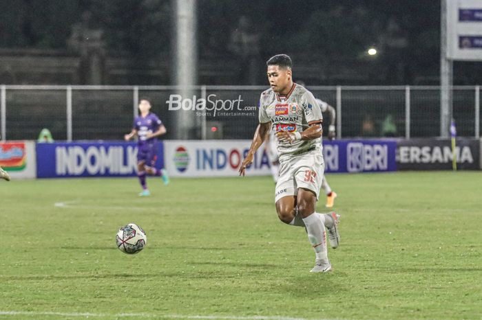 Penyerang Persija Jakarta, Taufik Hidayat, sedang menguasai bola dalam laga pekan ke-21 Liga 1 2021 di Stadion Gelora Ngurah Rai, Bali, 26 Januari 2022.