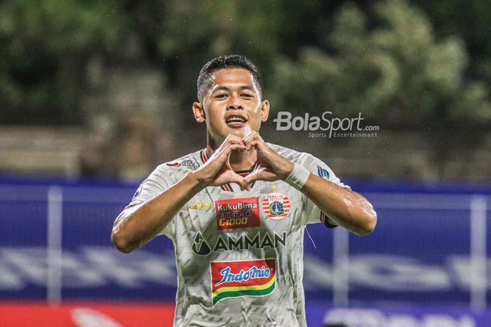 Penyerang Persija Jakarta, Taufik Hidayat, nampak sedang melakukan selebrasi seusai mencetak satu gol dalam laga pekan ke-21 Liga 1 2021 di Stadion Gelora Ngurah Rai, Bali, 26 Januari 2022.