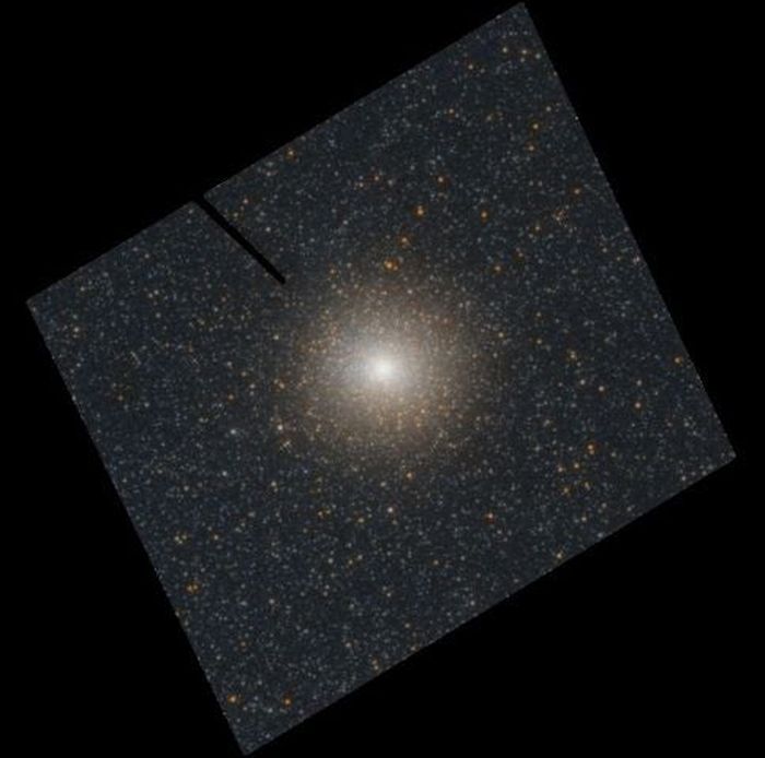 B023-G078, yang merupakan gugus bintang besar di galaksi tetangga terdekat kita, Andromeda.