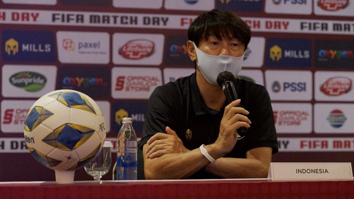 Pelatih timnas Indonesia, Shin Tae-yong, dalam sesi jumpa pers jelang lawan Timor Leste