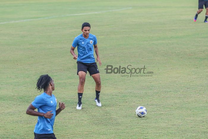 Pemain timnas Indonesia, Achmad Figo, sedang berlatih di lapangan Samudra, Bali, 26 Januari 2022.
