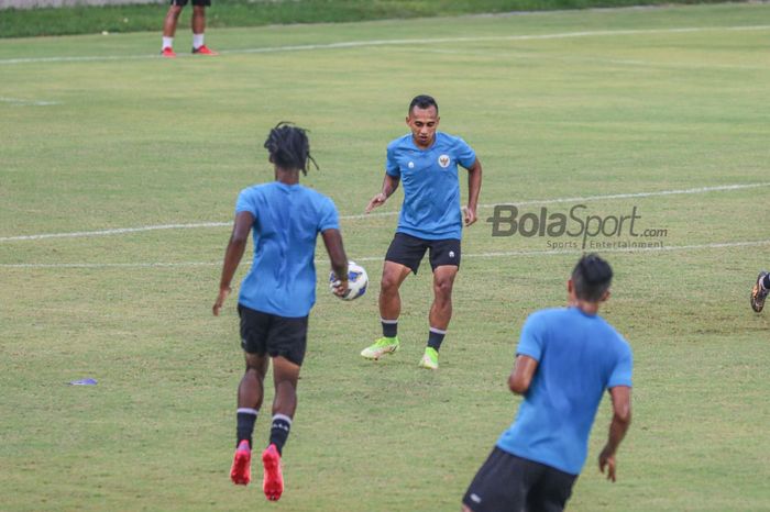 Irfan Jaya (tengah) sedang berlatih dengan sejumlah pemain timnas Indonesia di lapangan Samudra, Bali, 26 Januari 2022.