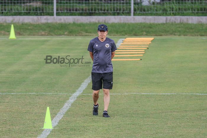 Pelatih timnas Indonesia, Shin Tae-yong, nampak hadir  di lapangan Samudra, Bali, 26 Januari 2022.