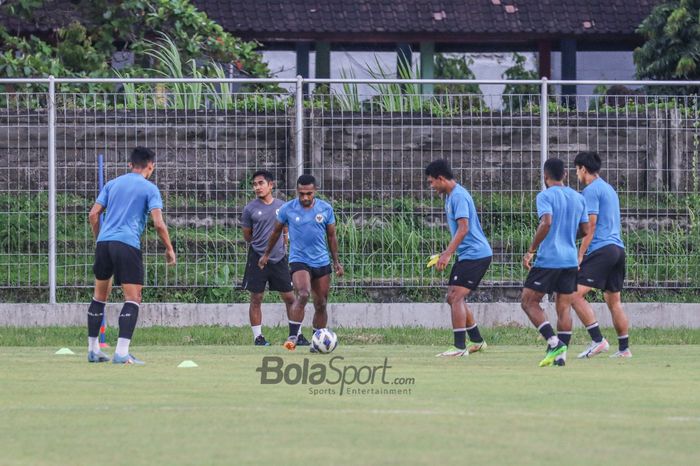 Terens Puhiri beserta sejumlah pemain timnas Indonesia sedang berlatih di lapangan Samudra, Bali, 26 Januari 2022.