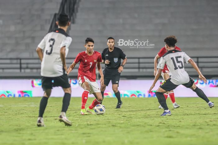 Pemain timnas Indonesia, Marselino Ferdinan, sedang menguasai bola di Stadion Kapten I Wayan Dipta, Gianyar, Bali, 27 Januari 2022.