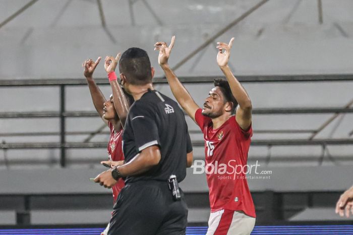 Selebrasi Ricky Kambuaya (kanan) seusai menciptakan satu gol untuk timnas Indonesia di Stadion Kapten I Wayan Dipta, Gianyar, Bali, 27 Januari 2022.