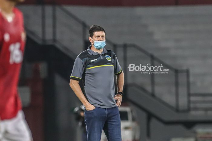 Pelatih timnas Timor Leste, Fabio Maciel, sedang mengamati para pemainnya di Stadion Kapten I Wayan Dipta, Gianyar, Bali, 27 Januari 2022.