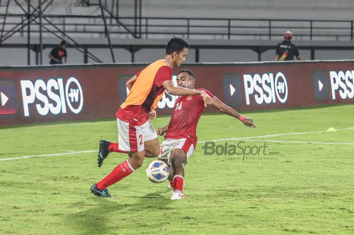 Terens Puhiri (kanan) dan Achmad Figo Ramdani (kiri), nampak mendapatkan menu latihan tambahan seusai laga pertama FIFA Matchday di Stadion Kapten I Wayan Dipta Gianyar, Bali, 27 Januari 2022.