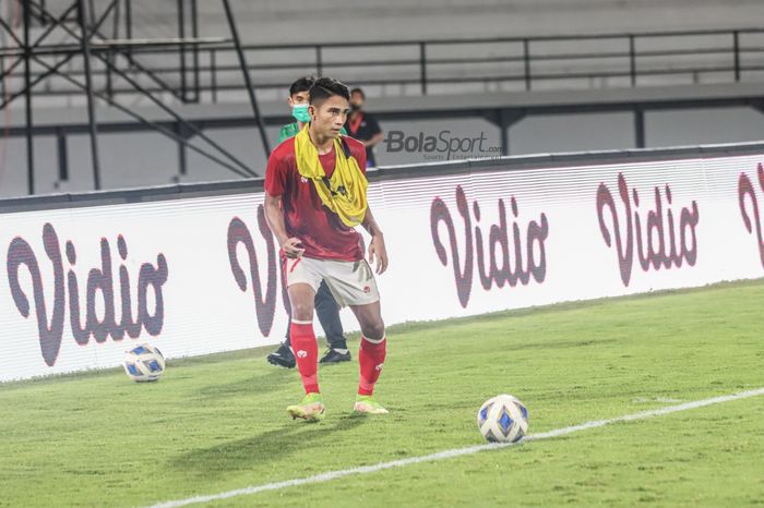 Pemain timnas Indonesia, Marselino Ferdinan, nampak mendapatkan menu latihan tambahan seusai laga pertama FIFA Matchday di Stadion Kapten I Wayan Dipta Gianyar, Bali, 27 Januari 2022.