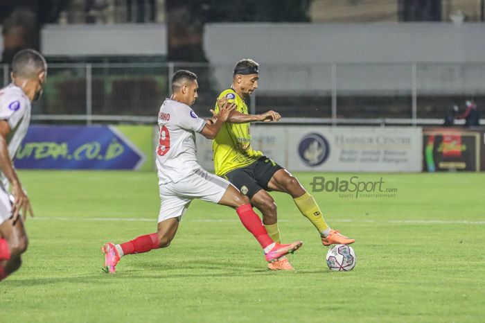 Pemain Barito Putera, Bruno Matos (kanan), sedang menguasai bola dan dibayangi lawannya dalam laga pekan ke-21 Liga 1 2021 di Stadion Kompyang Sujana, Bali, 28 Januari 2022.