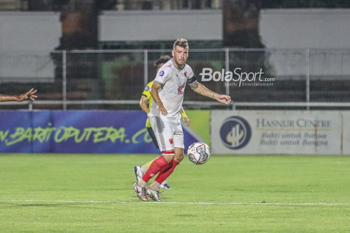 Gelandang serang PSM Makassar, Wiljan Pluim, nampak sedang menendang bola dalam laga pekan ke-21 Liga 1 2021 di Stadion Kompyang Sujana, Bali, 28 Januari 2022.