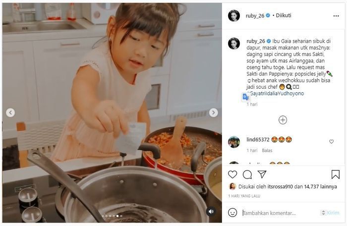 Gayatri membantu sang ibu memasak