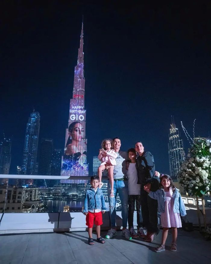 Cristiano Ronaldo dan keluarganya berpose di depan menara Burj Khalifa di Dubai yang menampilkan ucapan selamat ulang tahun untuk sang kekasih, Georgina Rodriguez.