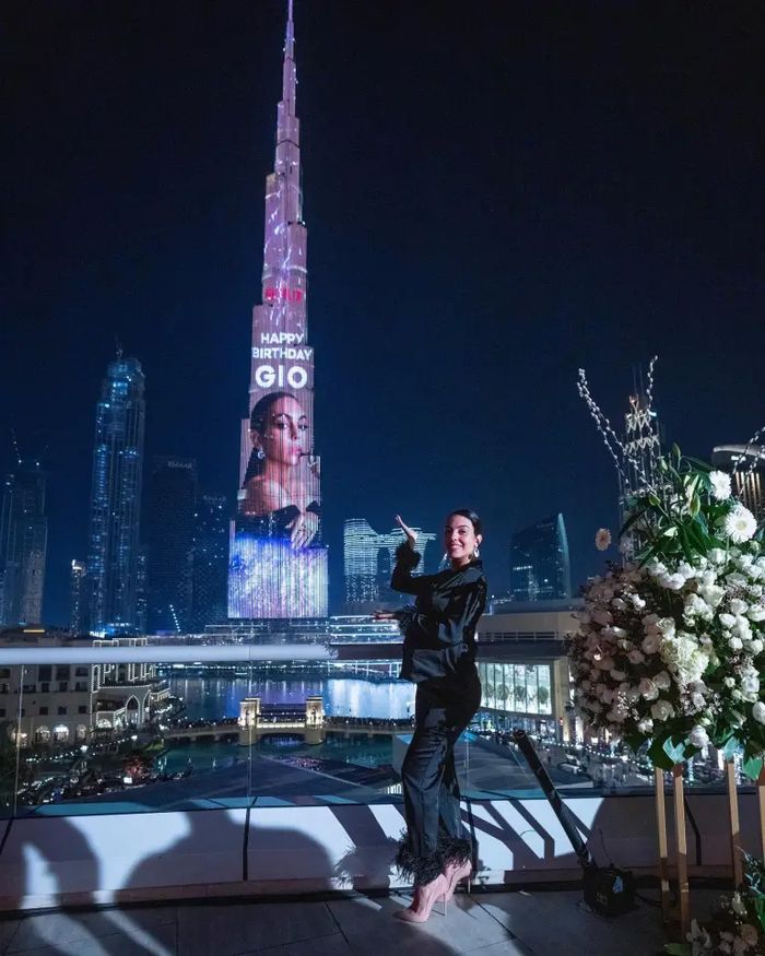 Georgina Rodriguez berpose di depan menara Burj Khalifa di Dubai yang menampilkan ucapan selamat ulang tahun dari Cristiano Ronaldo.