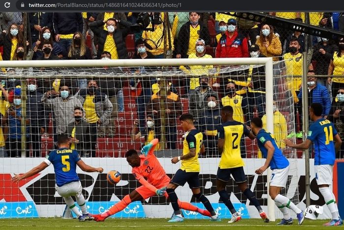 Gelandang timnas Brasil, Casemiro, mencetak gol pembuka ke gawang timnas Ekuador