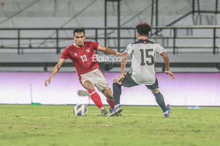 Pemain timnas Indonesia, Rachmat Irianto (kiri), sedang menguasai bola di Stadion Kapten I Wayan Dipta, Gianyar, Bali, 27 Januari 2022.