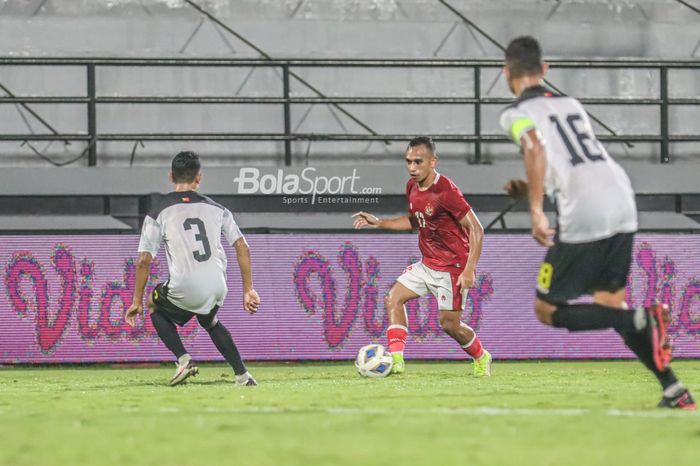 Pemain sayap kanan timnas Indonesia, Irfan Jaya (jersey merah), sedang menguasai bola  di Stadion Kapten I Wayan Dipta, Gianyar, Bali, 27 Januari 2022.