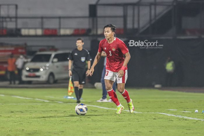 Bek sayap kiri timnas Indonesia, Edo Febriansah, sedang menguasai bola di Stadion Kapten I Wayan Dipta, Gianyar, Bali, 27 Januari 2022.