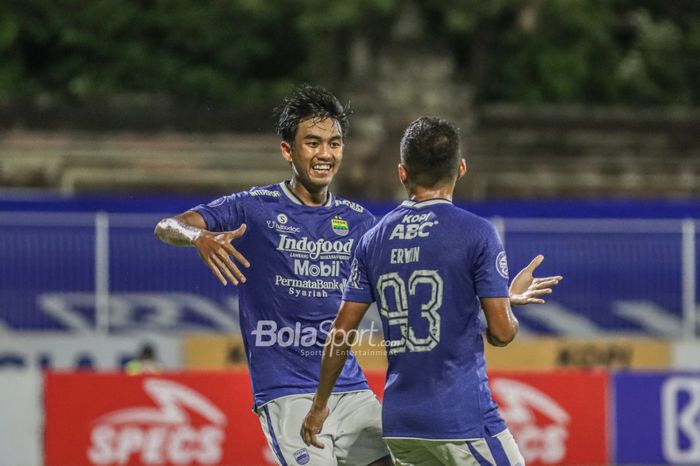Bek Persib Bandung, Kakang Rudianto (kiri), nampak sedang melakukan selebrasi seusai mencetak satu gol dalam laga pekan ke-21 Liga 1 2021 di Stadion Gelora Ngurah Rai, Bali, 29 Januari 2022.