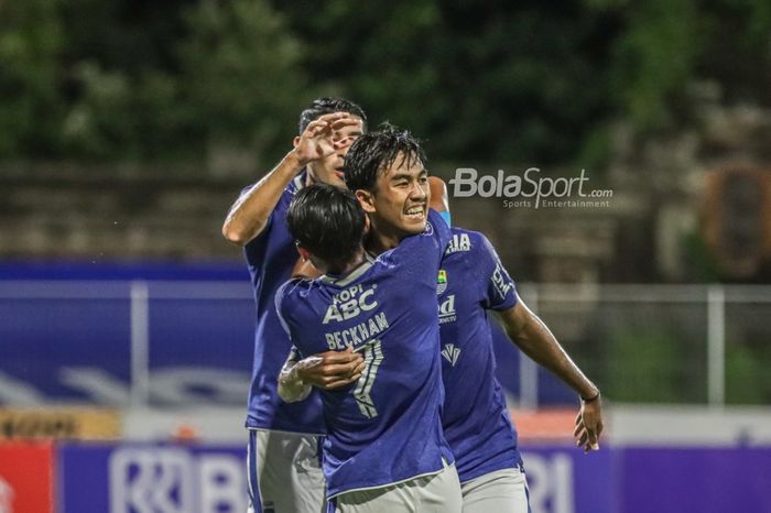 Kakang Rudianto (paling kanan) nampak sedang melakukan selebrasi dengan sejumlah pemain Persib Bandung seusai mencetak satu gol dalam laga pekan ke-21 Liga 1 2021 di Stadion Gelora Ngurah Rai, Bali, 29 Januari 2022.