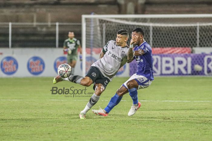Penyerang Tira Persikabo, Ciro Alves (kiri), sedang mengontrol bola dalam laga pekan ke-21 Liga 1 2021 di Stadion Gelora Ngurah Rai, Bali, 29 Januari 2022.