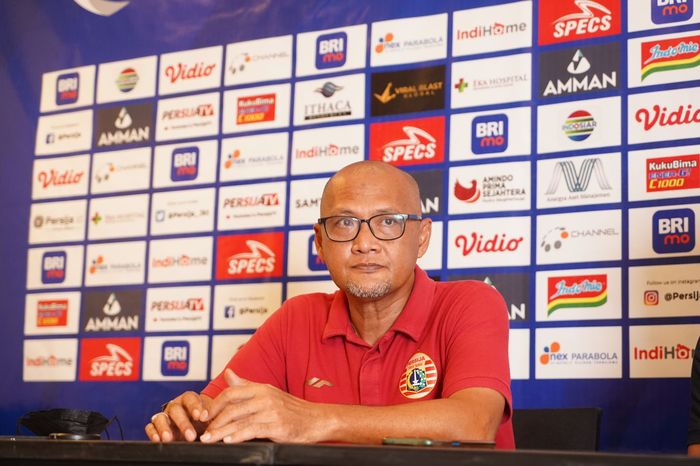 Pelatih Persija Jakarta, Sudirman, dalam sesi jumpa pers jelang laga melawan Persiraja, Sabtu (29/1/2022).