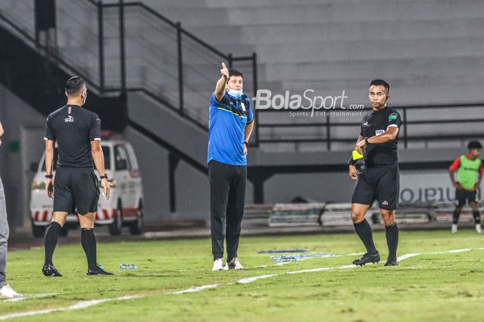 Pelatih timnas Timor Leste, Fabio Joaquim Maciel Da Silva (Fabio Maciel), mendapatkan kartu kuning dari wasit di Stadion Kapten I Wayan Dipta, Gianyar, Bali, 30 Januari 2022.