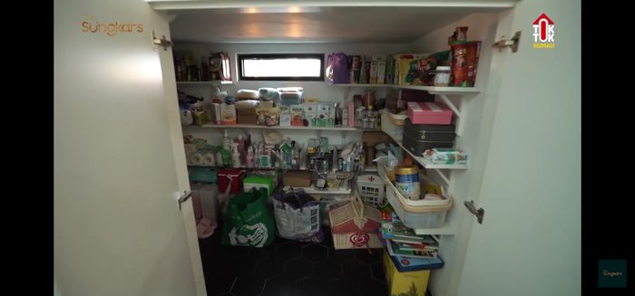 Area penyimpanan yang menyerupai mini market di rumah artis Fitri Tropica.
