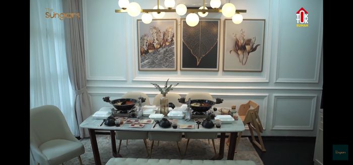 Ruang makan di rumah artis Fitri Tropica.