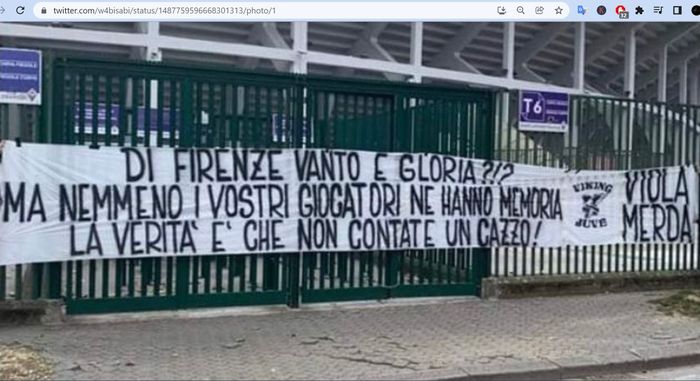 Spanduk bernada ejekan yang dibentangkan ultras Juventus di kandang Fiorentina, Stadion Artemio Franchi, pada  Minggu (30/1/2022).