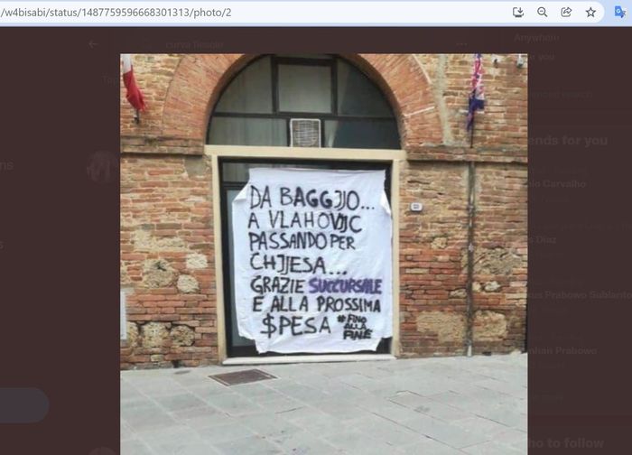 Spanduk bernada ejekan yang dibentangkan ultras Juventus di jalanan kota Florence, pada  Minggu (30/1/2022).