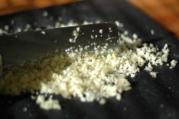 Bawang putih yang dihaluskan dengan cara dicincang.