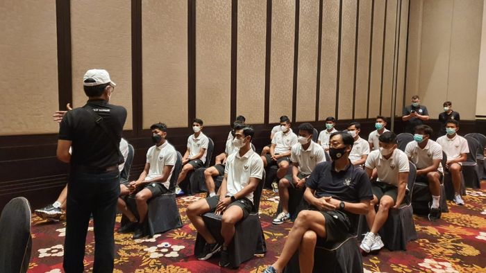 Para pemain timnas U-23 Indonesia saat menjalani vaksin booster, di Bali, Sabtu (5/2/2022).