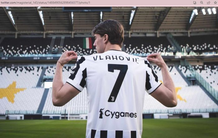 Dusan Vlahovic mengenakan nomor punggung 7 warisan Cristiano Ronaldo di Juventus.