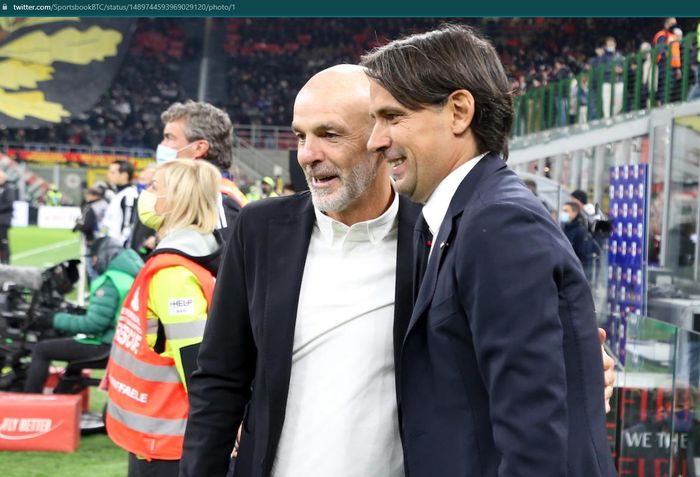 Pelatih AC Milan, Stefano Pioli, dan pelatih Inter Milan, berpose bersama dalam Derby della Madonnina jilid pertama musim 2021-2022.