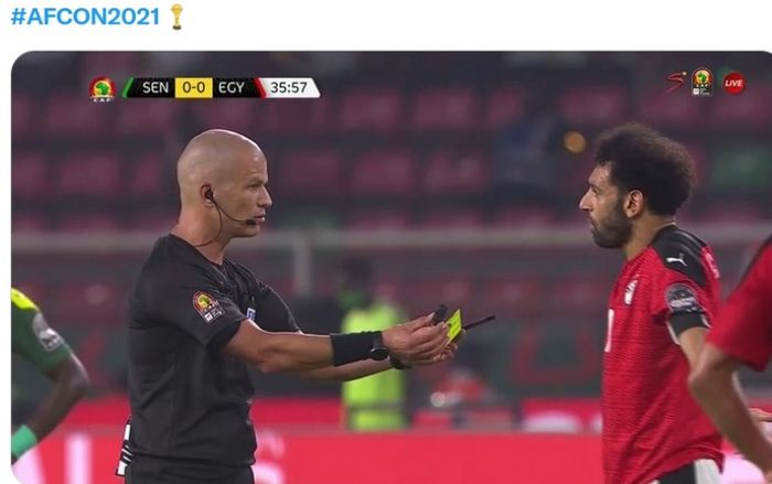 Moen saat Mohamed Salah beradu argumen dengan wasit Victor Gomes pada final Piala Afrika 2021.