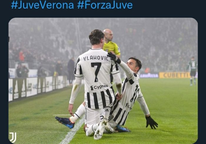 Striker Juventus, Dusan Vlahovic, merayakan gol yang ia cetak bersama Paulo Dybala pada laga Liga Italia melawan Hellas Verona di Allianz Stadium, Minggu (6/2/2022).