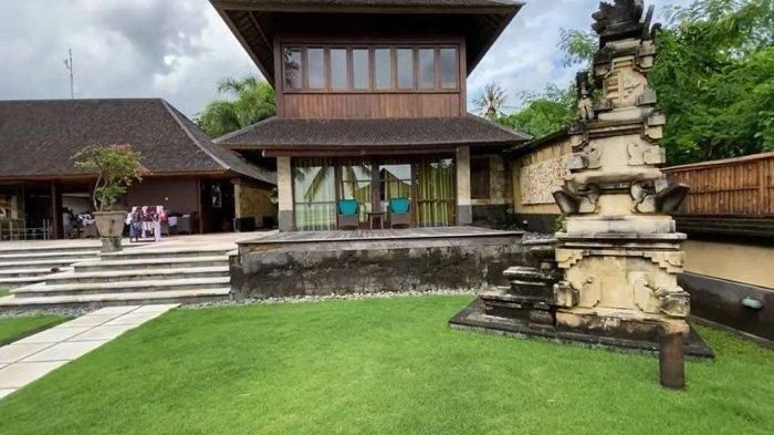 Bagian depan rumah mewah milih Ratna Galih.