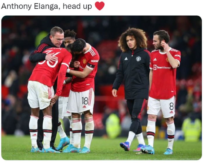 Anthony Elanga mendapatkan dukungan dari rekan setimnya usai kegagalannya mengeksekusi penalti melawan Middlesbrough.