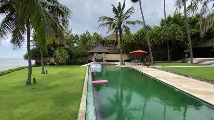 Rumah mewah Ratna Galih miliki kolam renang.