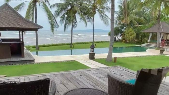 Rumah Ratna Galih meghadap ke laut.