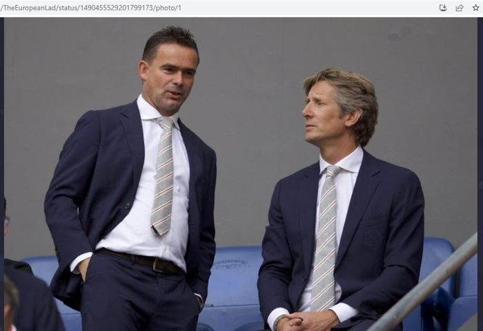 Direktur sepak bola Ajax, Marc Overmas, (kiri) dan CEO Ajax, Edwin van der Sar (kanan).
