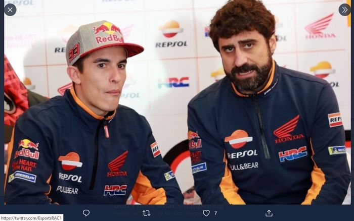 Pembalap Repsol Honda, Marc Marquez, dan kepala krunya, Santi Hernandez.