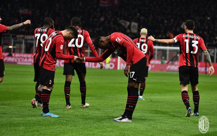 Striker AC Milan, Rafael Leao, merayakan gol ke gawang Lazio dalam laga perempat final Coppa Italia di Stadion San Siro, Rabu (9/2/2022).