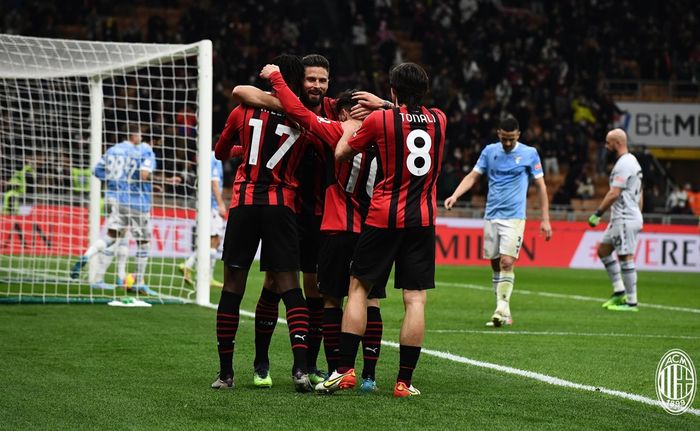 Para pemain AC Milan merayakan gol kemenangan atas Lazio yang dicetak oleh Olivier Giroud.