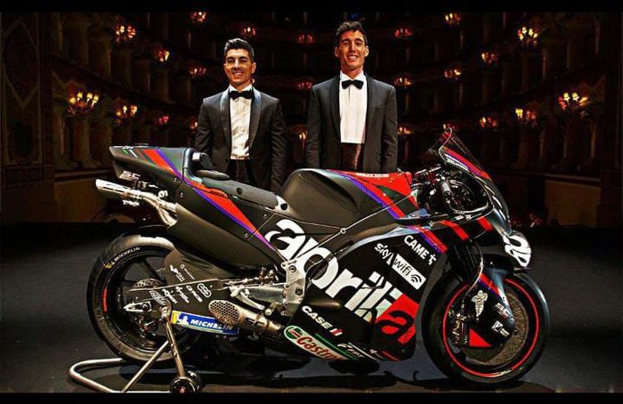 Pembalap Aprilia Racing, Maverick Vinales dan Aleix Espargaro,  berpose dengan motor Aprilia RS-GP yang akan mereka pakai pada MotoGP 2022.