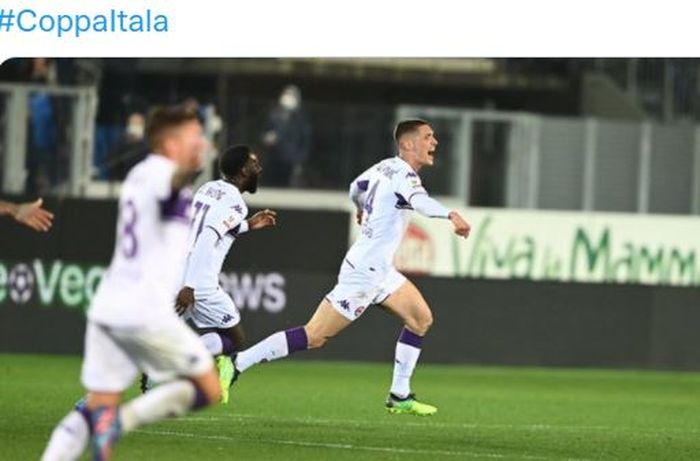 Bek Fiorentina, Nikola Milenkovic, merayakan gol ke gawang Atalanta dalam laga perempat final Coppa Italia di Stadion Gewiss, Kamis (10/2/2022).