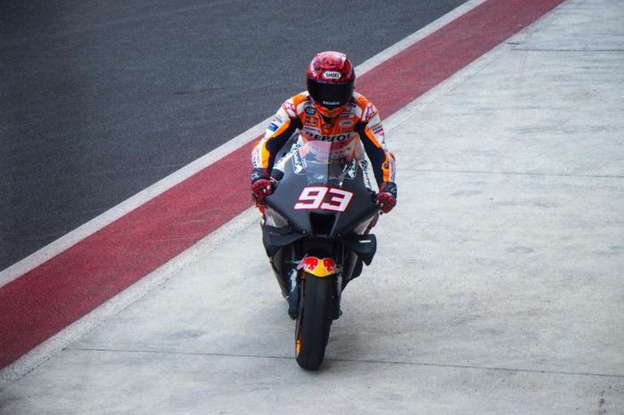 Pembalap Repsol Honda, Marc Marquez, saat memasuki pit stop pada tes pramusim MotoGP 2022 di Sirkuit Mandalika, Jumat (11/2/2022).